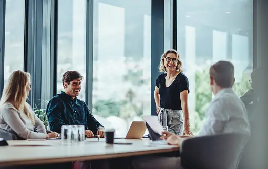 Une image décrivant une équipe de travail épanouie, résultat d'un management en mode hybride réussi