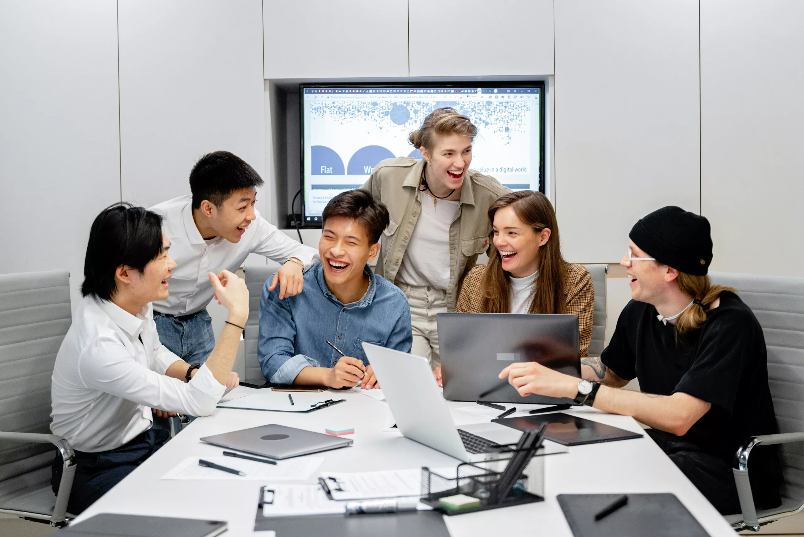 5 astuces pour créer un environnement de travail hybride positif 
